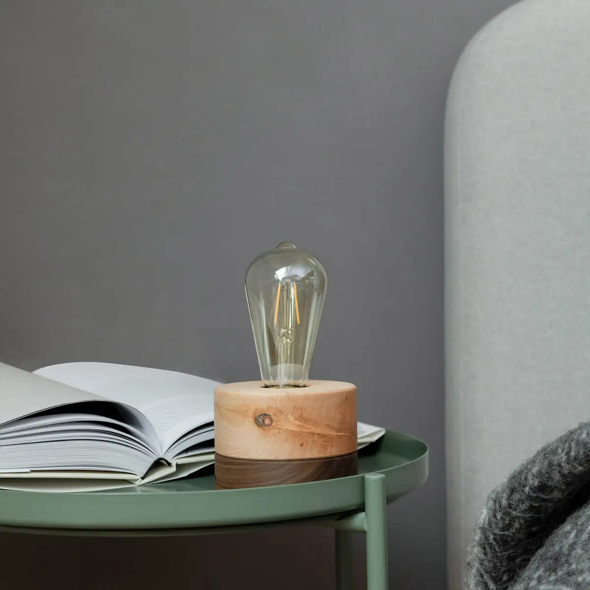 Tischlampe aus Zirbe Holz, Sockel in Walnuss, skandinavisches Design von ALMUT, mit Kabel (1,8m Länge)