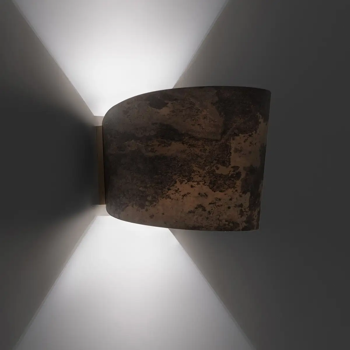 Wandlampe aus Eiche, zylindrischer Lampenschirm aus Stein, von ALMUT