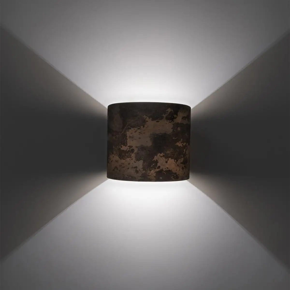Wandlampe aus Eiche, zylindrischer Lampenschirm aus Stein, von ALMUT