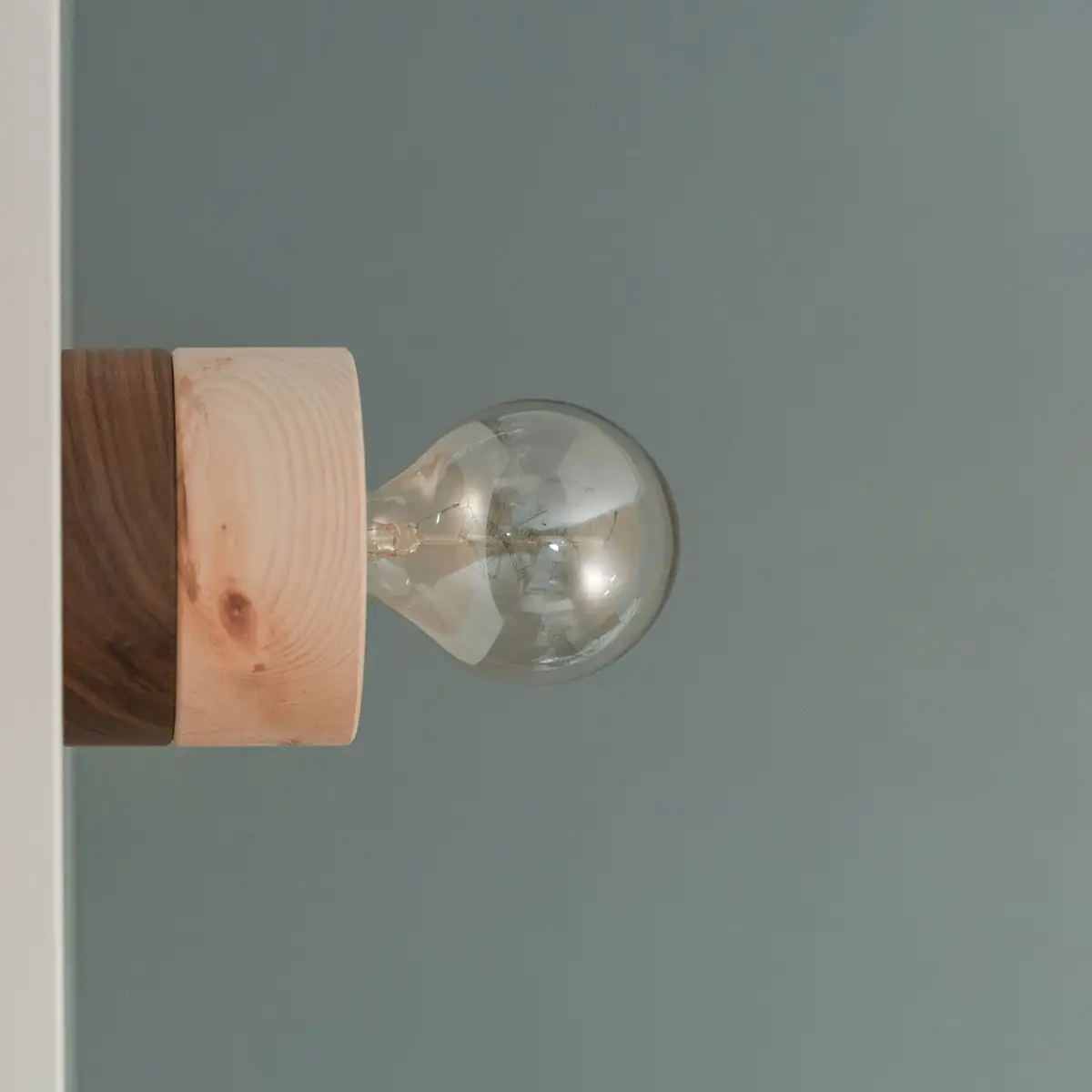 Wandlampe aus Zirbe Holz, Sockel in Walnuss, skandinavisches Design von ALMUT