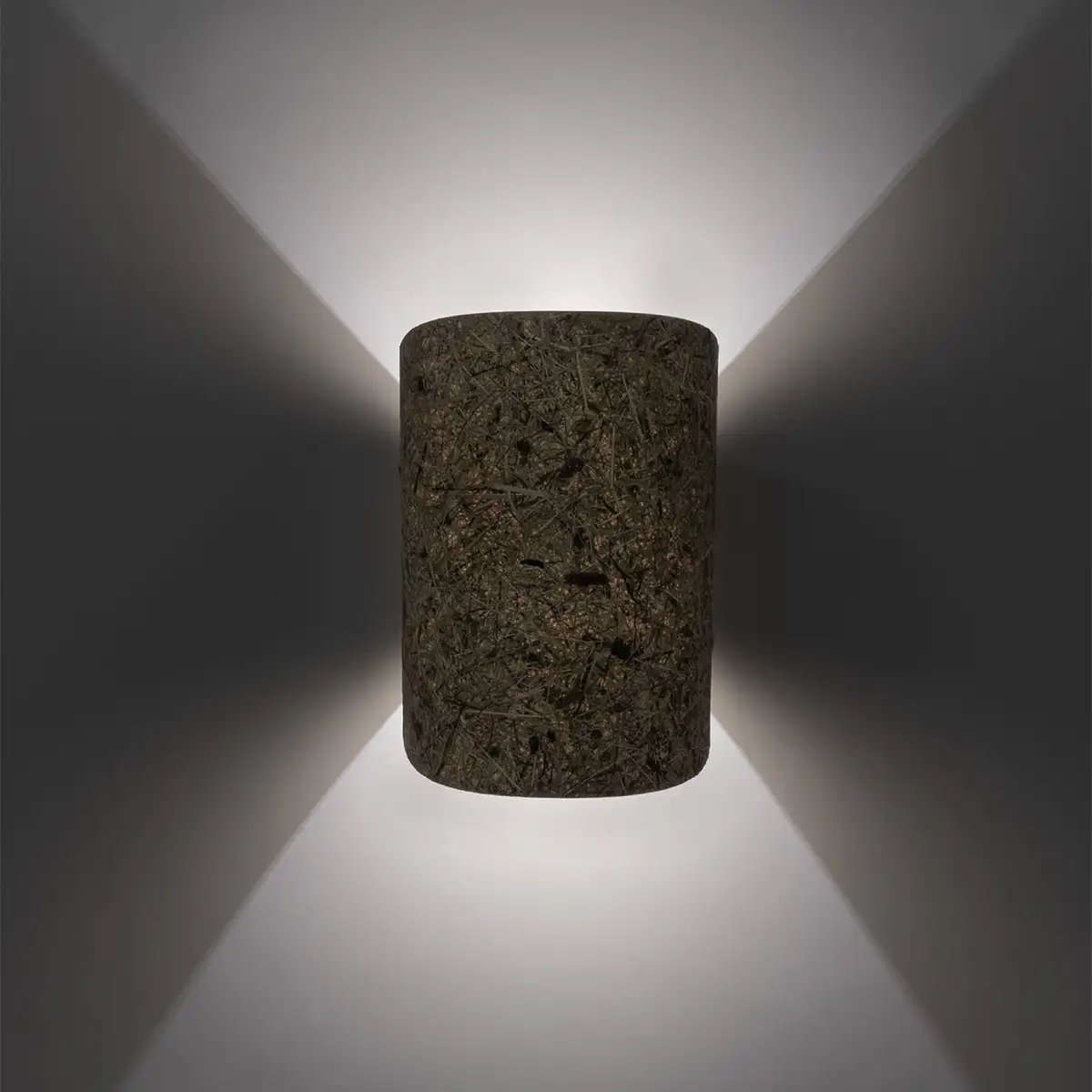Wandlampe aus Eiche, geschwungener Lampenschirm aus Almheu, von ALMUT