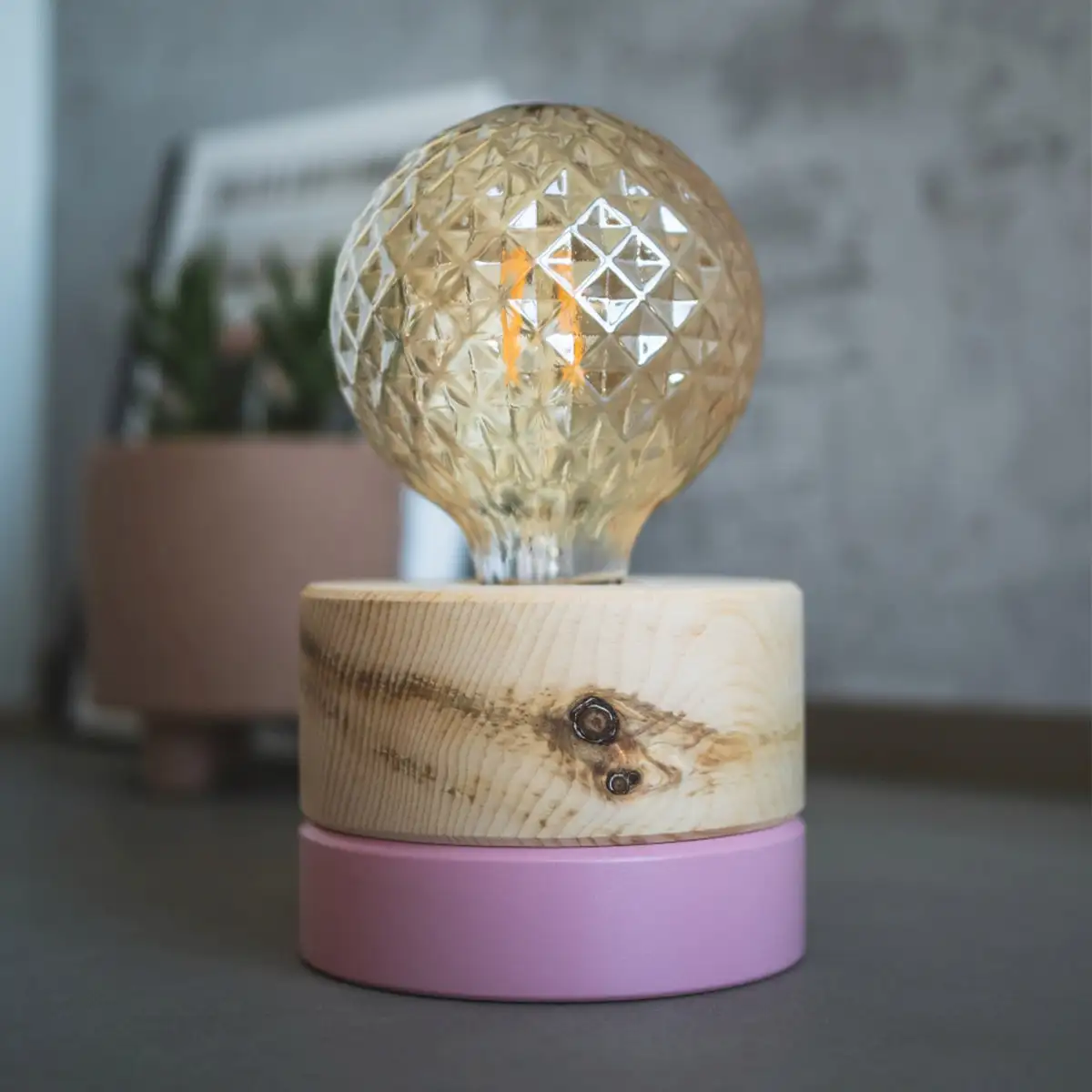 Tischlampe aus Zirbe Holz, Sockel in zartrosa, skandinavisches Design von ALMUT, mit Kabel (1,8m Länge)