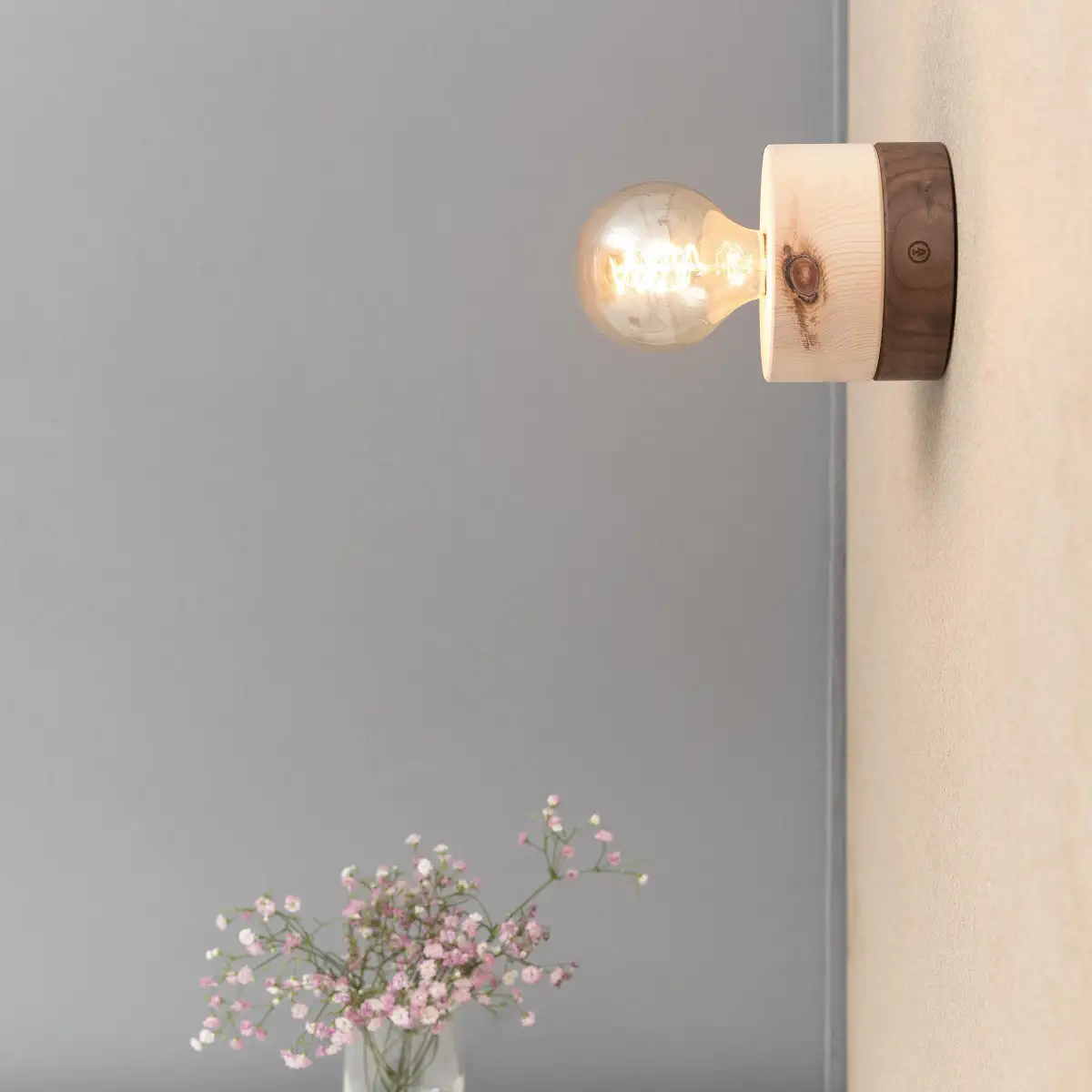 Wandlampe aus Zirbe Holz, Sockel in Walnuss, skandinavisches Design von ALMUT