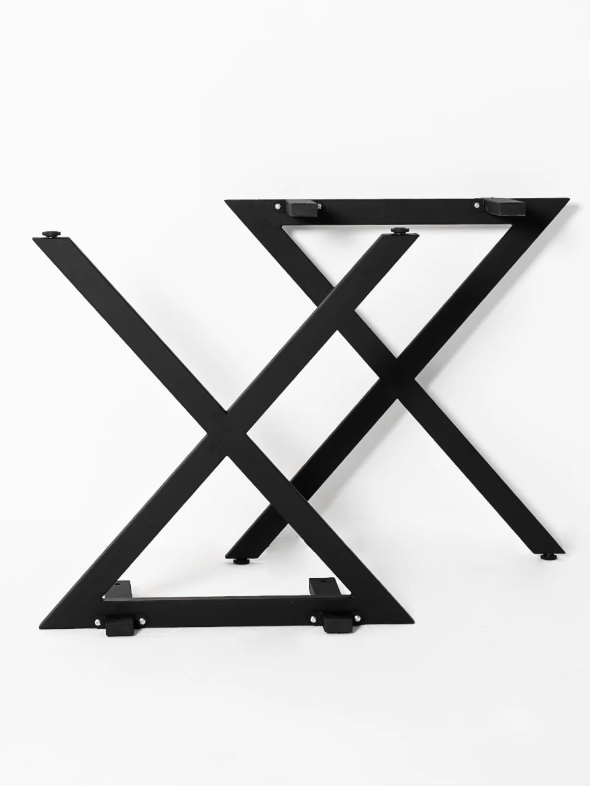 X-Struktur Tischgestell schwarz – stabil & modern für individuelle Tischplatten