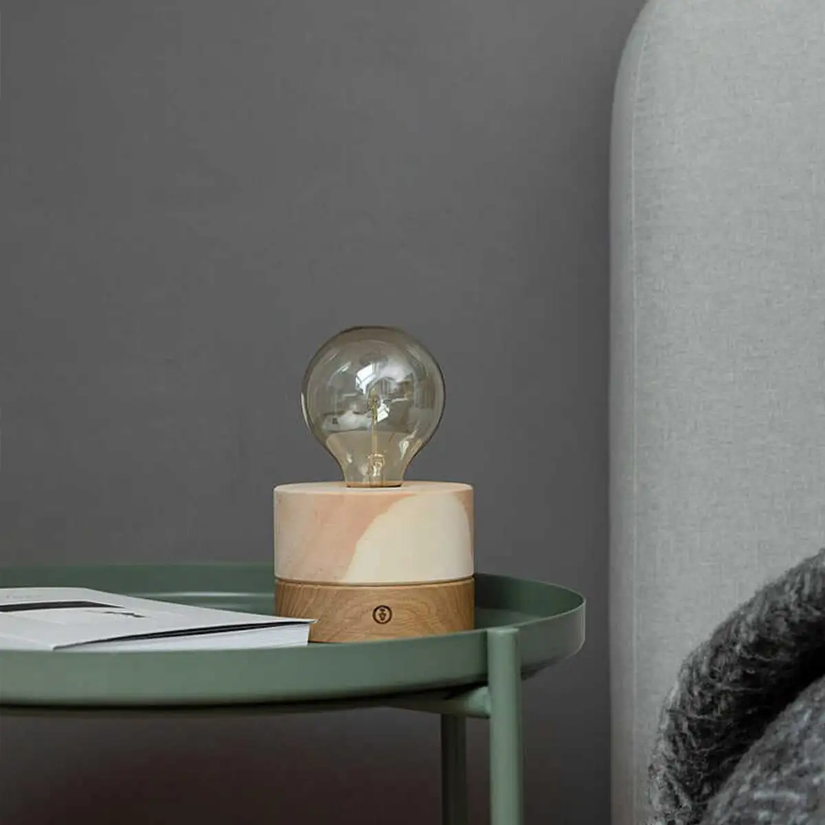 Tischlampe aus Zirbe Holz, Sockel in Eiche, skandinavisches Design von ALMUT, mit Kabel (1,8m Länge)