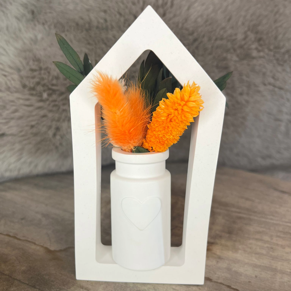 Haus mit Trockenblumen – handgegossen ideal als Wohnaccessoire oder Wanddekoration