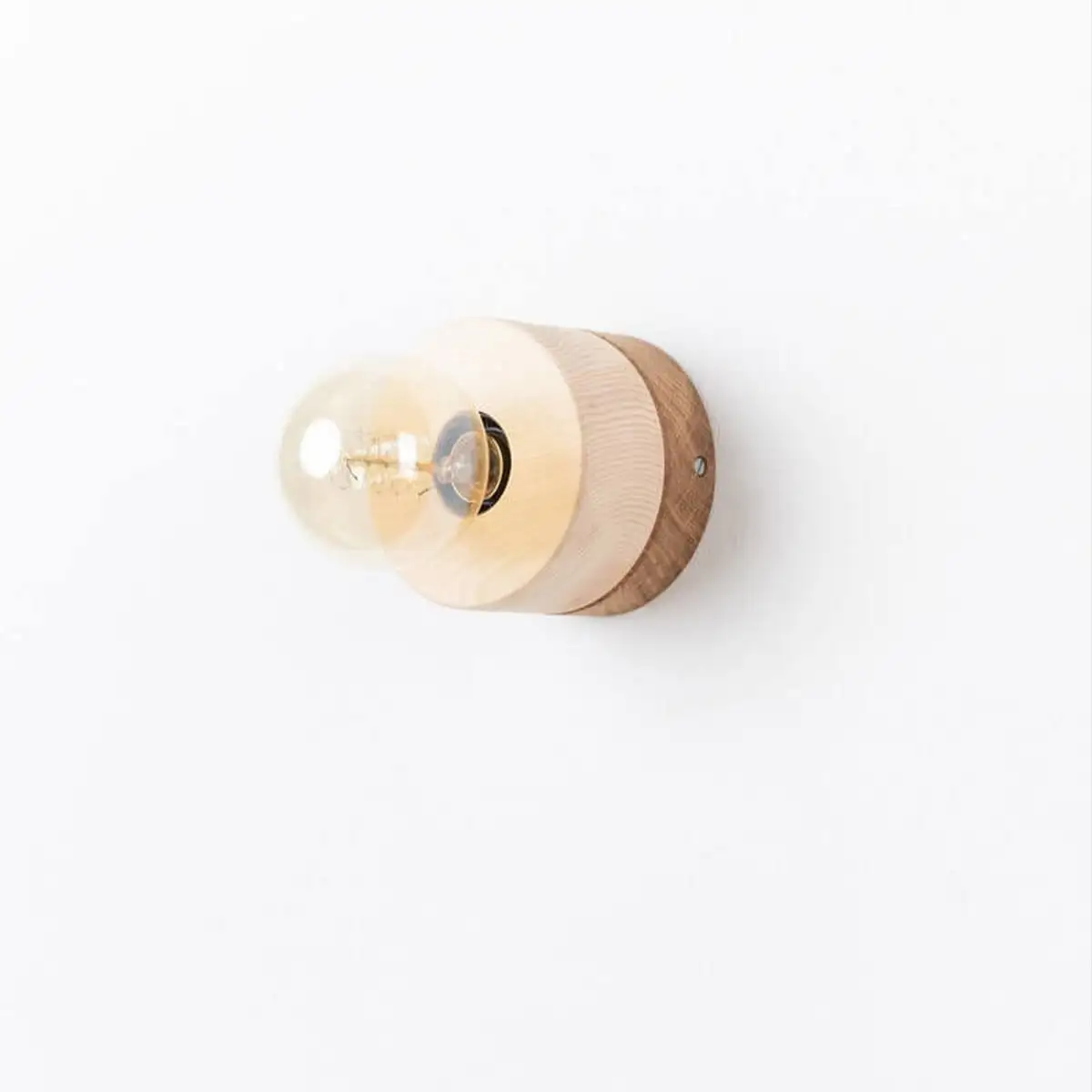 Wandlampe aus Zirbe Holz, Sockel in Eiche, skandinavisches Design von ALMUT
