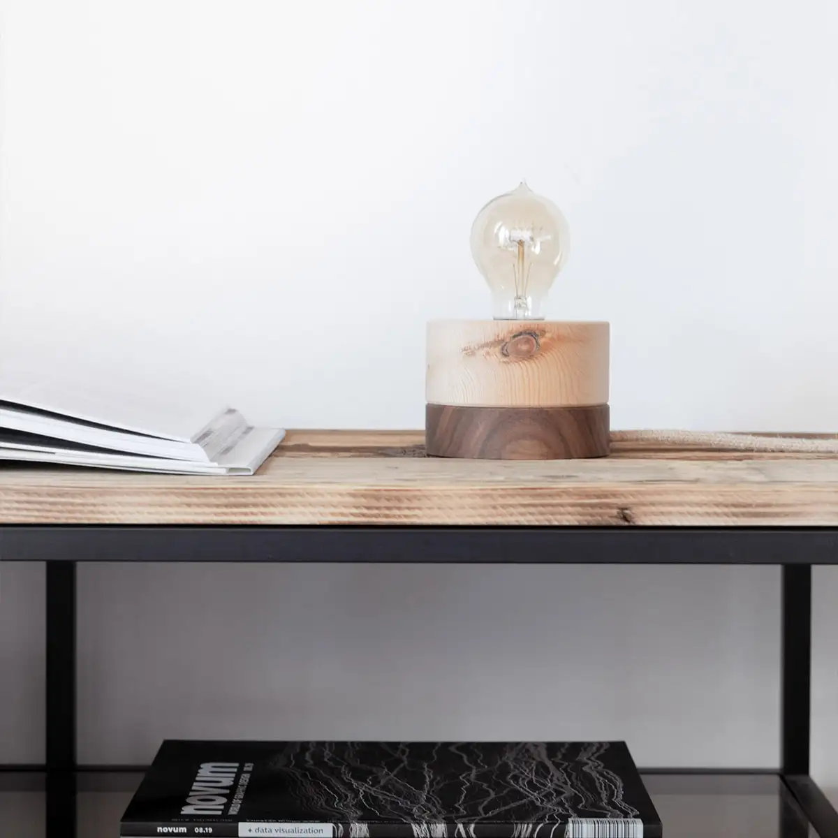 Tischlampe aus Zirbe Holz, Sockel in Walnuss, skandinavisches Design von ALMUT, mit Kabel (1,8m Länge)