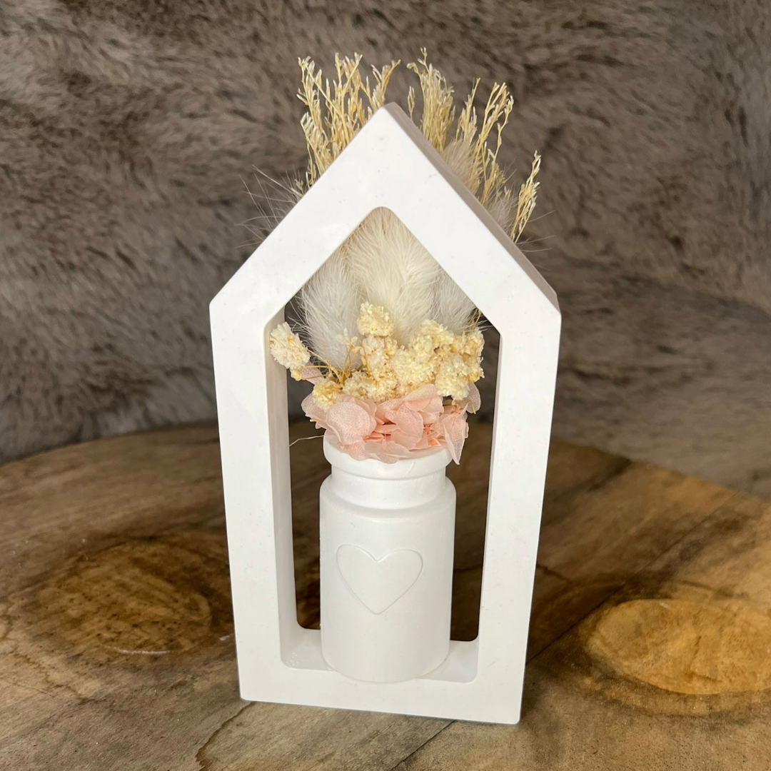 Haus mit Trockenblumen – handgegossen ideal als Wohnaccessoire oder Wanddekoration