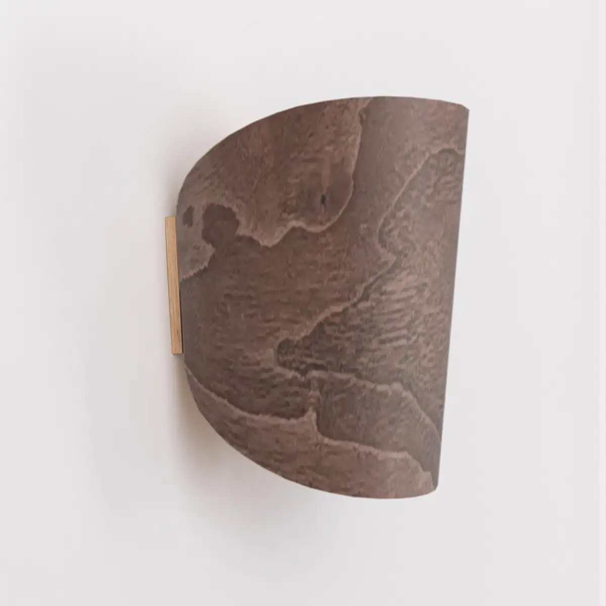 Wandlampe aus Eiche, geschwungener Lampenschirm aus Walnuss, von ALMUT