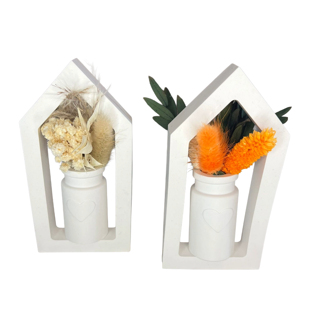 Haus mit Trockenblumen – handgegossen ideal als Wohnaccessoire oder Wanddekoration